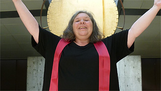 Magdalena tanzt in der Kirche